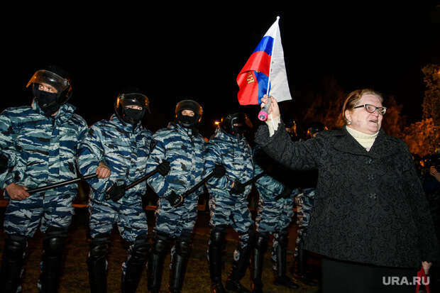 Третий день протестов против строительства храма Св. Екатерины в сквере у театра драмы. Екатеринбург