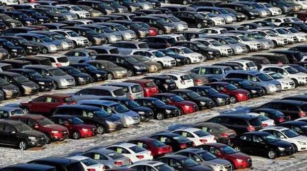 Автомобили в России стали одними из самых дорогих в мире, сообщает Автостат