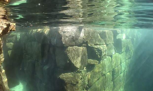Ученые исследуют древнюю семитысячелетнюю стену на дне Атлантики