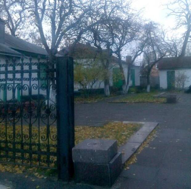 В Кременчуге вандалы снесли памятник знаменитому советскому педагогу Макаренко