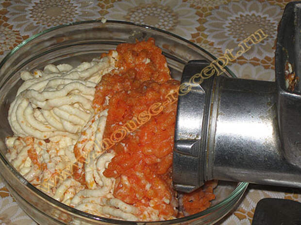 Перемалываем на мясорубке селедочную пасту