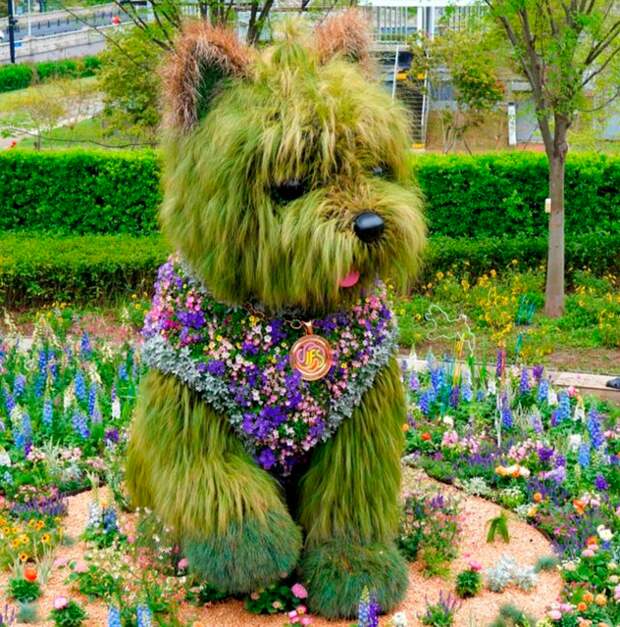 Пятиметровый песик из цветов появился на лужайке для выгула собак в Шанхае