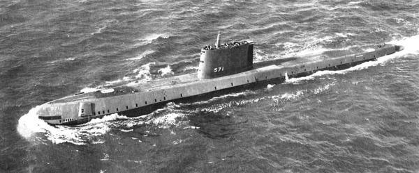 USS Nautilus в 1955 году. Это была первая в мире действующая атомная подводная лодка.