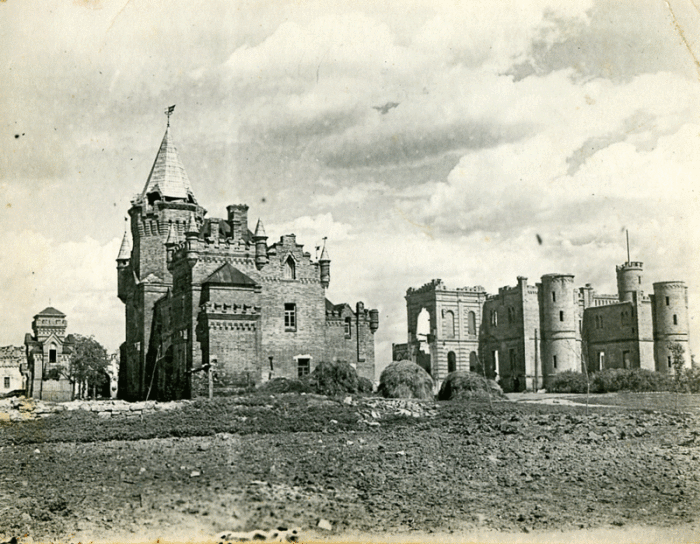 Сохранившееся фото самого большого замка в Восточной Европе.
